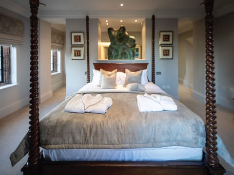 Luxury Suite, 1 King Bed, Hot Tub | Premium bedding, Select Comfort beds, in-room safe, iron/ironing board