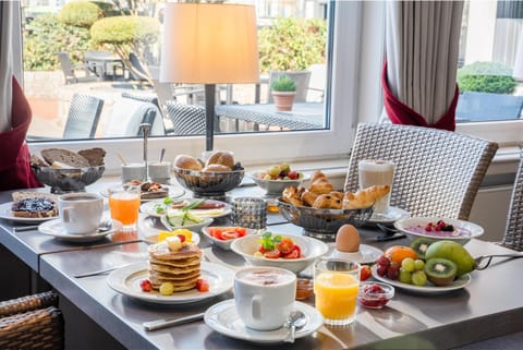 Daily buffet breakfast for a fee