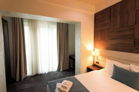 Comfort Double Room, Balcony, City View | Hypo-allergenic bedding, minibar, in-room safe, desk