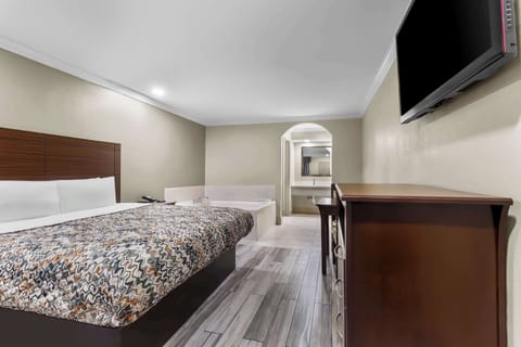 Suite, 1 King Bed, Non Smoking (Jacuzzi) | Soundproofing, iron/ironing board, free WiFi, bed sheets