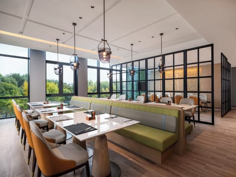 2 restaurants, breakfast served