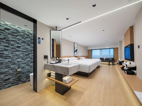 Family Room, 1 King Bed, City View | Soundproofing, WiFi (free)