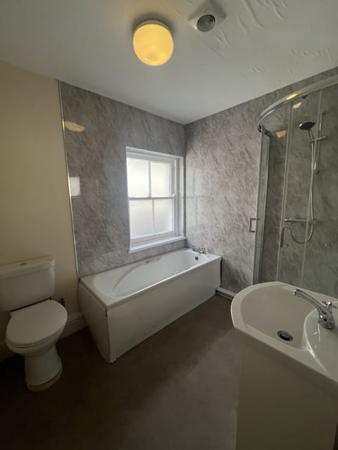 Standard Suite, Ensuite, Garden View | Bathroom | Shower, towels, toilet paper