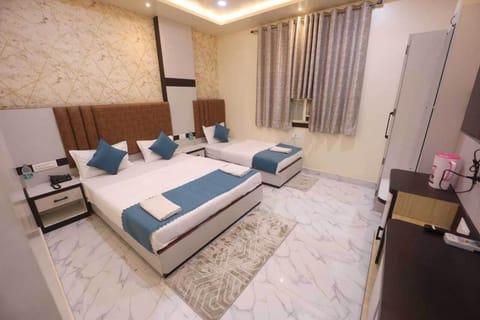Deluxe Triple Room | Desk, laptop workspace, free WiFi