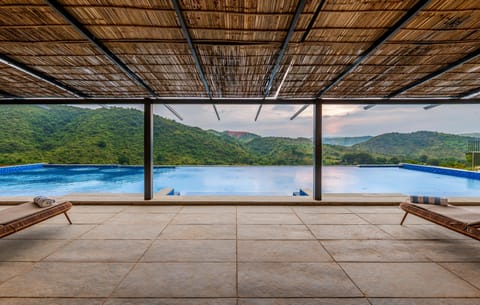 3 outdoor pools, free cabanas, pool umbrellas