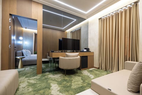 Luxury Suite, City View | Living area