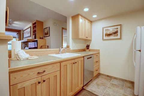 Condo, 1 Bedroom | Private kitchen | Fridge, oven, coffee/tea maker, toaster