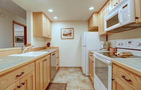 Condo, 1 Bedroom | Private kitchen | Fridge, oven, coffee/tea maker, toaster