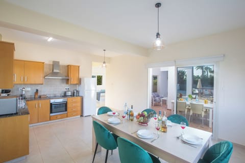 Villa, 3 Bedrooms, Private Pool, Garden View | Dining room