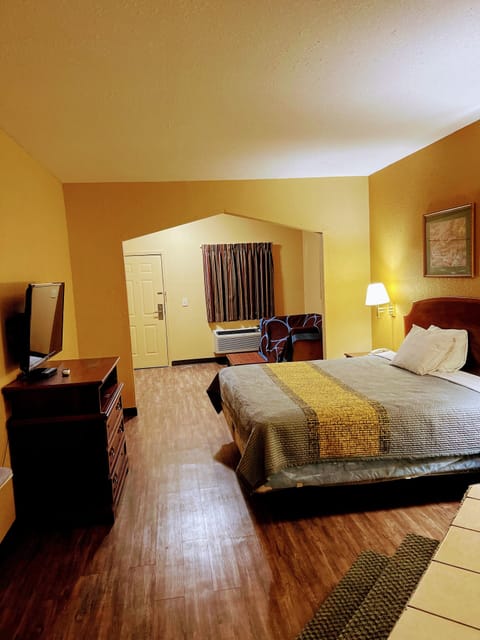 Single Room | Blackout drapes, soundproofing, free WiFi, bed sheets