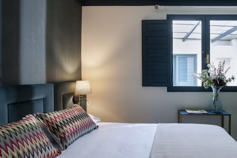 Deluxe Room, 1 King Bed, Courtyard View | WiFi (free)