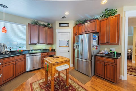 House, Multiple Beds, Hot Tub, Garden View (Red River Retreat) | Private kitchen