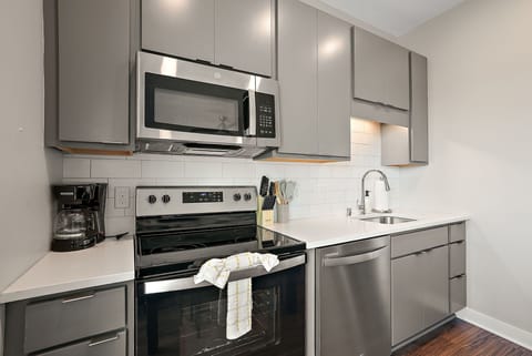 Studio | Private kitchen | Fridge, microwave, oven, stovetop