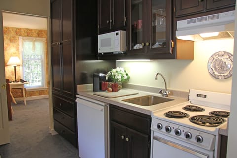 Suite, 1 Bedroom (Whirlpool) | Private kitchenette | Coffee/tea maker