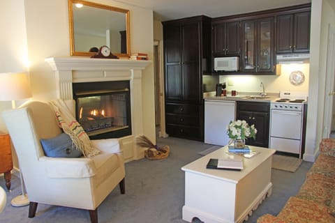 Suite, 1 Bedroom (Whirlpool) | Living area | Smart TV, Netflix, iPod dock, books