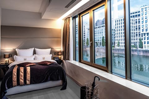 Paris Suite | In-room safe, desk, soundproofing, free WiFi