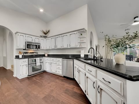 House, Multiple Beds, Pool Access, Garden View (Nacoma Sun Lakes) | Private kitchen