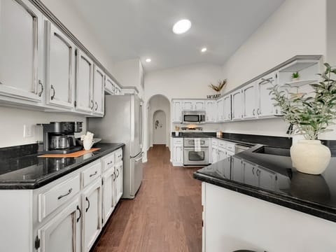 House, Multiple Beds, Pool Access, Garden View (Nacoma Sun Lakes) | Private kitchen