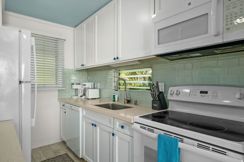 Studio, Ocean View | Private kitchen | Coffee/tea maker, electric kettle