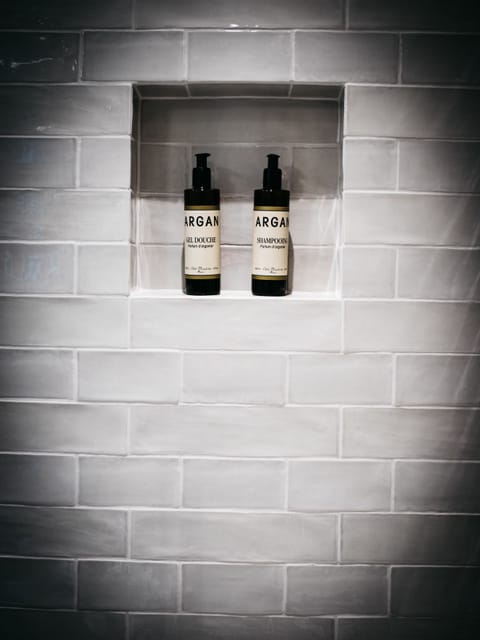 Design Suite, 2 Bedrooms | Bathroom amenities | Free toiletries, hair dryer, towels, soap