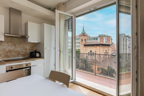 Apartment, 3 Bedrooms, Balcony, City View | Dining room