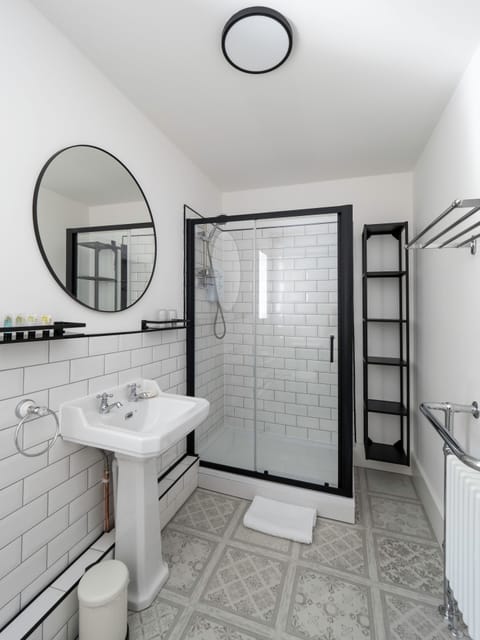 Deluxe Room, 1 King Bed with Sofa bed, Garden View | Bathroom