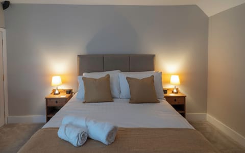 Standard Double Room, 1 King Bed, Courtyard View | Premium bedding, blackout drapes, iron/ironing board, free WiFi