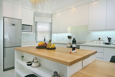 Classic Apartment, 2 Bedrooms, Balcony, Beach View | Private kitchen