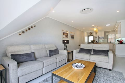 Classic Apartment, 2 Bedrooms, Balcony, Beach View | Living area