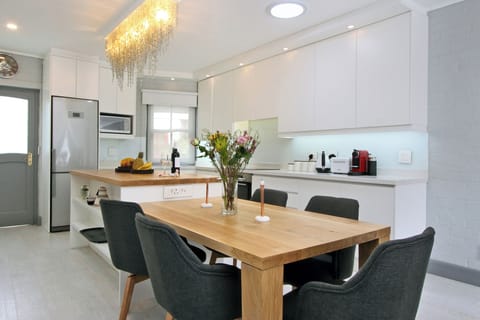 Classic Apartment, 2 Bedrooms, Balcony, Beach View | Private kitchen