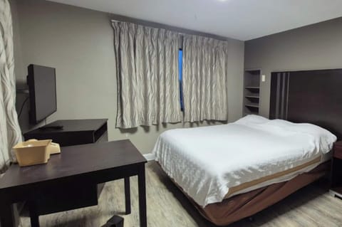 Room, 1 King Bed, Non Smoking | Iron/ironing board, free WiFi, bed sheets