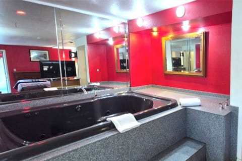 Room, 1 King Bed, Non Smoking (Jetted Tub) | Jetted tub