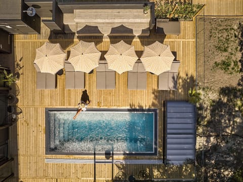 2 outdoor pools