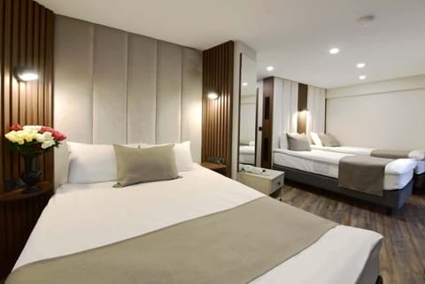 Classic Quadruple Room | Desk, free WiFi