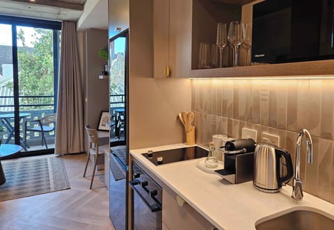 Compact Studio | Private kitchen | Fridge, microwave, oven, coffee/tea maker