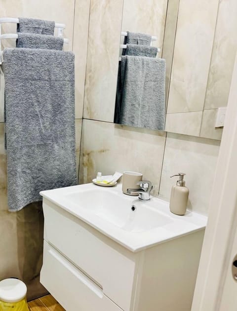 Double Room, 2 Twin Beds | Bathroom | Shower, free toiletries, hair dryer, towels