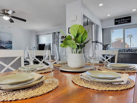 House, Multiple Beds, Patio, Pool View (Silk Oak Tempe) | In-room dining