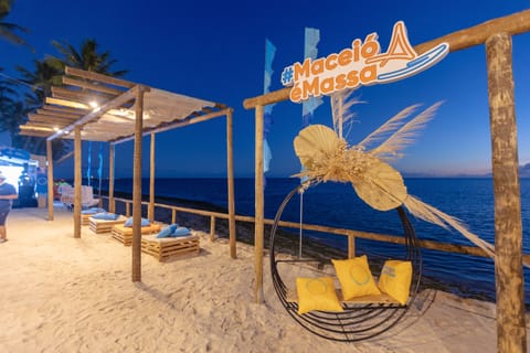 Beach nearby, white sand, 6 beach bars