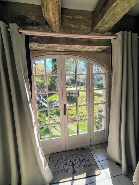 Comfort Double Room, 1 Queen Bed, Non Smoking, Pets Allowed | Premium bedding, blackout drapes, bed sheets