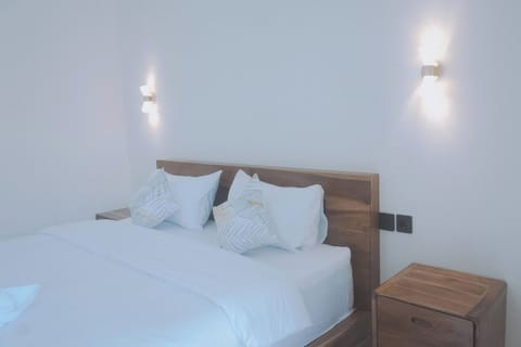 Deluxe King or Queen Room | Desk, soundproofing, free WiFi, bed sheets