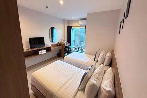 Standard Twin Room | Desk, WiFi (free), bed sheets