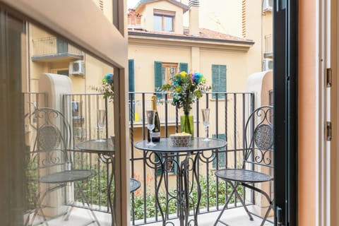 Classic Apartment, Balcony | Soundproofing, iron/ironing board, WiFi (free), bed sheets