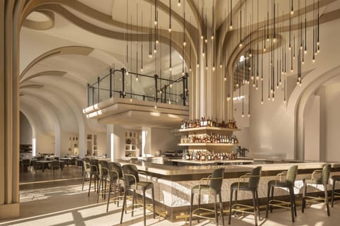 4 bars/lounges