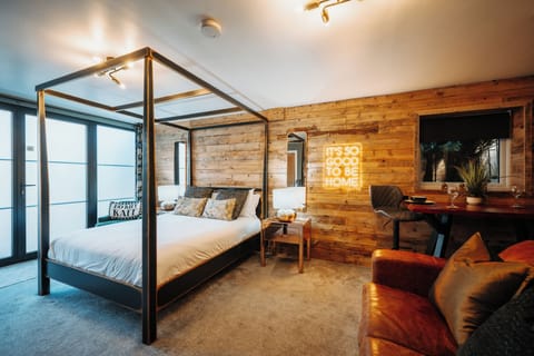 Deluxe Double Room, Mobility Accessible, Non Smoking | Individually decorated, individually furnished, laptop workspace