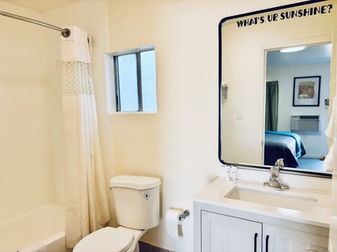 Standard Room, 1 King Bed, Non Smoking, Private Bathroom | Bathroom | Towels, soap, shampoo, toilet paper