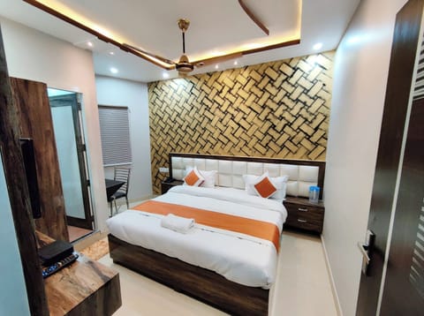 Deluxe Double Room, Air conditioning | Hypo-allergenic bedding, desk, soundproofing, free WiFi