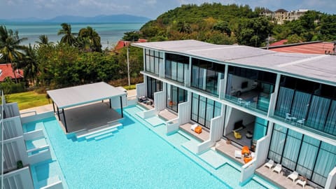 2 outdoor pools