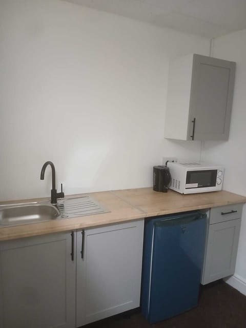 Deluxe Studio Suite, Garden View | Private kitchen