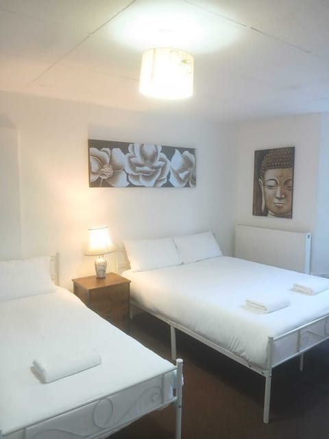 Deluxe Studio Suite, Garden View | Iron/ironing board, free WiFi