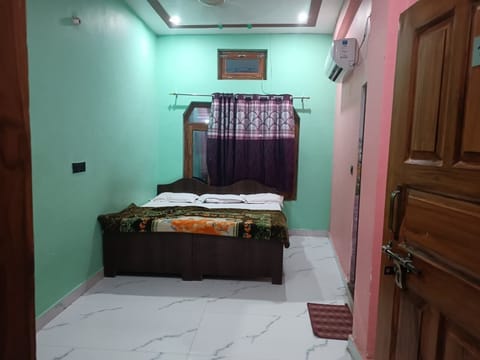 Classic Room | Desk, laptop workspace, free WiFi
